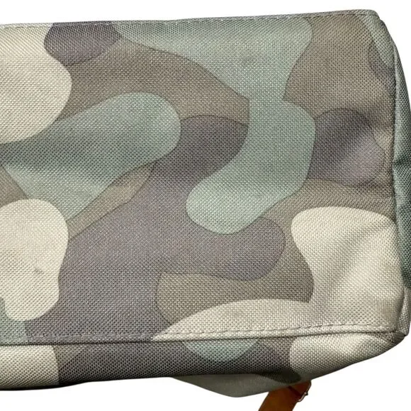 Thirty-one Step Up Tote in Soft Camo Large Tote Bag Crossbody Handles And Straps - Picture 6 of 16
